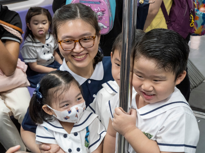A dedicated Tzu Chi volunteer monitors the children’s safety, ensuring a secure and enjoyable experience for students during the train ride.