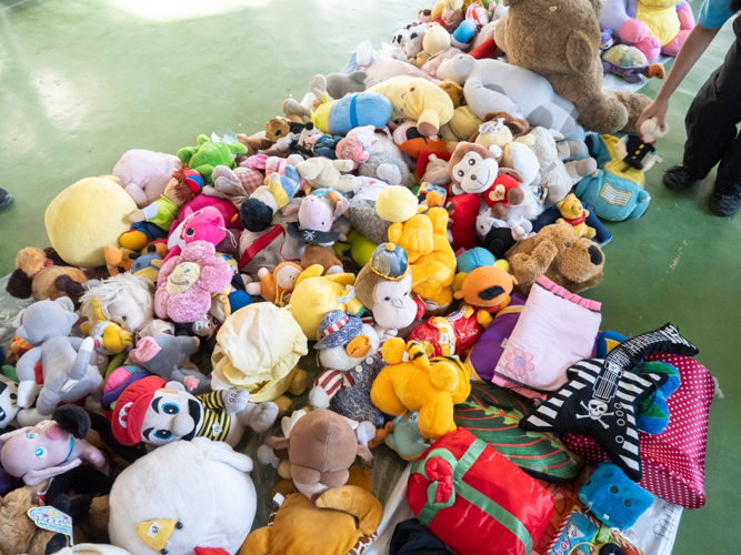 Various children’s stuffed toys were available for the customers during the bazaar. 【Photo by Dorothy Castro】