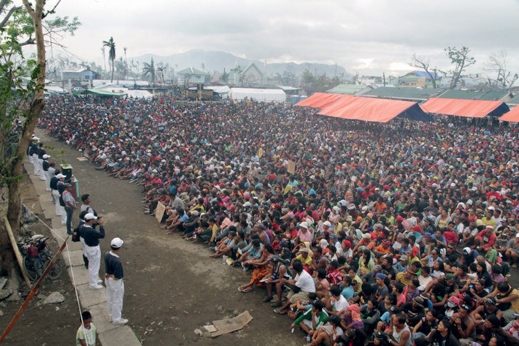 From “Remember Yolanda”: Thousands of survivors gather at Sto. Niño Plaza to join Tzu Chi’s “Cash for Work” program.  
