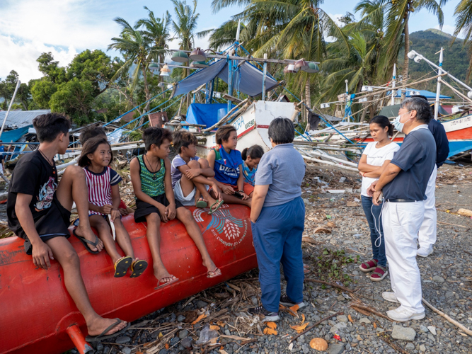 Local kids share with Tzu Chi volunteers their experience with Super Typhoon Karding. 【Photo by Harold Alzaga】