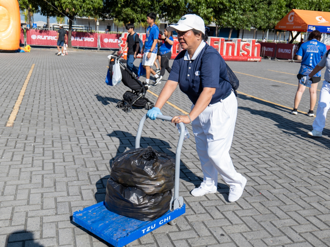Runners disposed of their trash in large bins set up by Tzu Chi volunteers. From empty PET bottles to banana peels, the collected waste went to Tzu Chi’s recycling station. 【Photo by Matt Serrano】