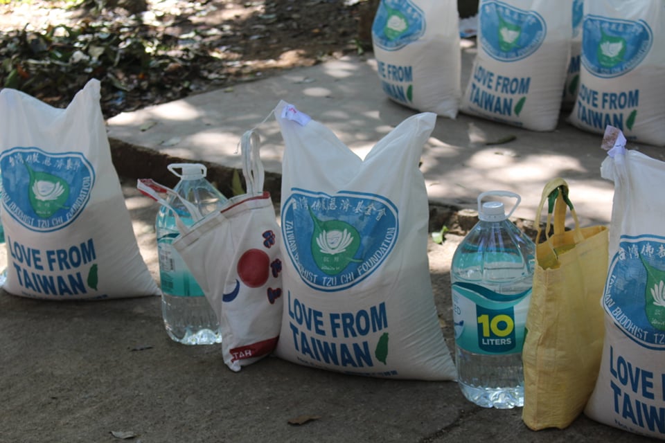 Each scholar received a bag of 20kg Taiwan rice, 10 liters of drinking water, and a bag of assorted grocery items.