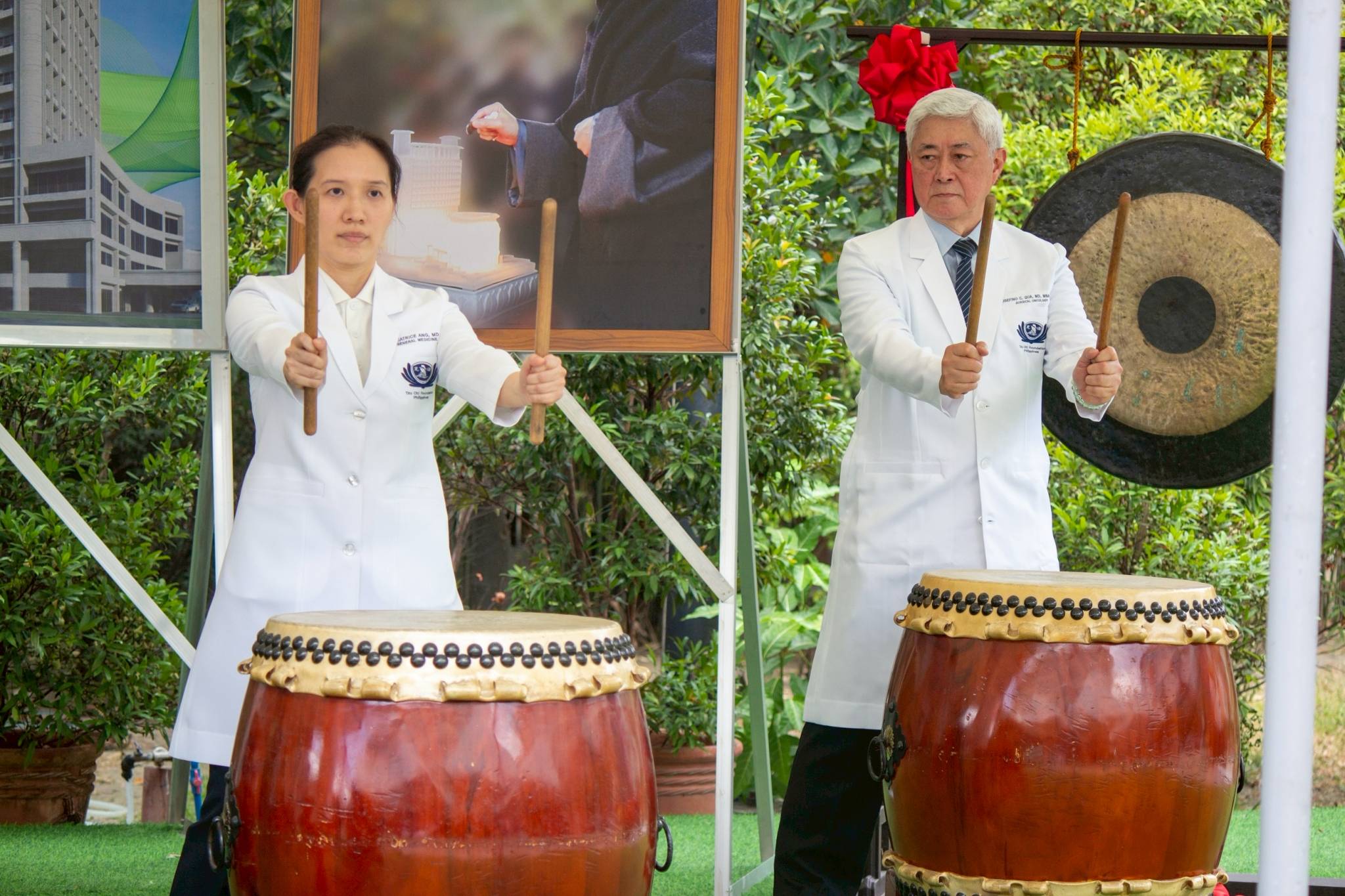 Dr. Bea Chua (let) and TIMA co-founding member Dr. Jo Qua join fellow doctors in a traditional drum performance.