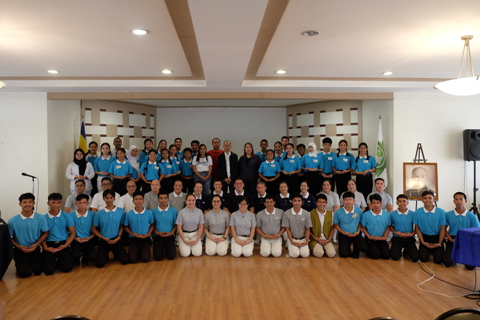 Tzu Chi Zamboanga’s third batch of scholars pose with Tzu Chi volunteers and representatives from Western Mindanao State University and Colegio de la Ciudad de Zamboanga.