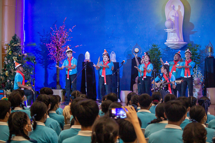 Tzu Chi scholars from the Technological University of the Philippines (TUP) at the Christmas Carol Contest【Photo by Marella Saldonido】