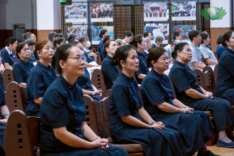 Volunteers spend the rest of the morning at the Jing Si Hall for a sutra chanting ceremony.