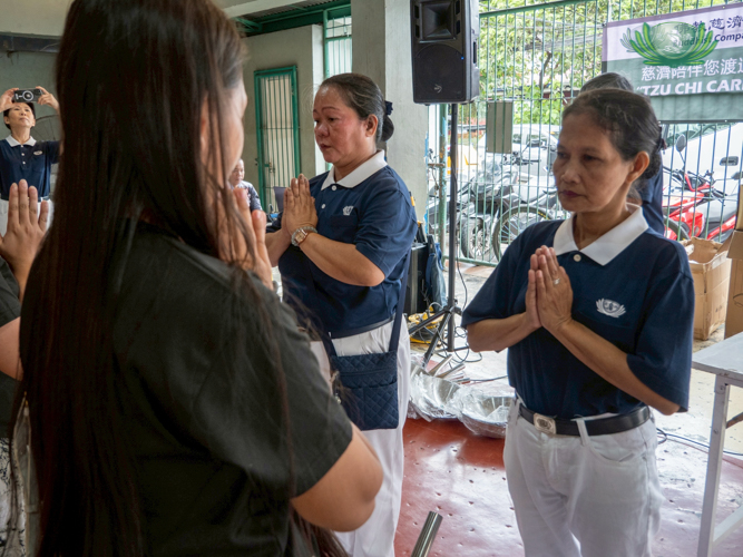  Wilma Buenaventura may have lost her home to the fire, but this Tzu Chi volunteer puts others’ needs first. 