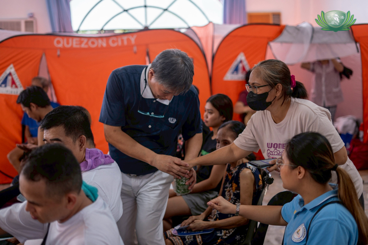 Despite their loss, beneficiaries did not hesitate to share their blessings through Tzu Chi’s coin can donations.