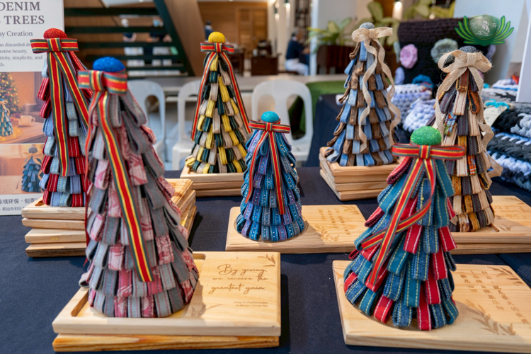 Residents of Tzu Chi Great Love Village in Palo, Leyte, created these cute Christmas trees using strips of denim and cloth.