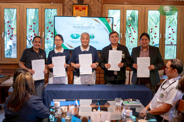 Tzu Chi Foundation Philippines CEO Henry Yuñez (third from left) leads the signing of a Memorandum of Agreement with representatives from the University of Caloocan Campus.
