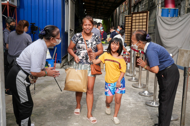 Tzu Chi volunteers bow in gratitude to shoppers for supporting the rummage sale. 【Photo by Matt Serrano】  