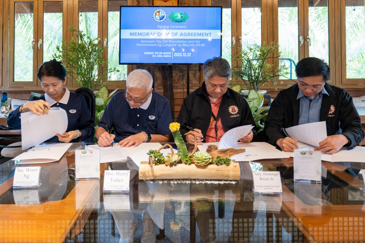 Tzu Chi volunteers and officials of the Pamantasan ng Lungsod ng Maynila (PLM) meet at the Café of Buddhist Tzu Chi Campus in Sta. Mesa, Manila, for the signing of a Memorandum of Agreement acknowledging 41 PLM students as Tzu Chi scholars for schoolyear 2023-2024. 【Photo by Jeaneal Dando】