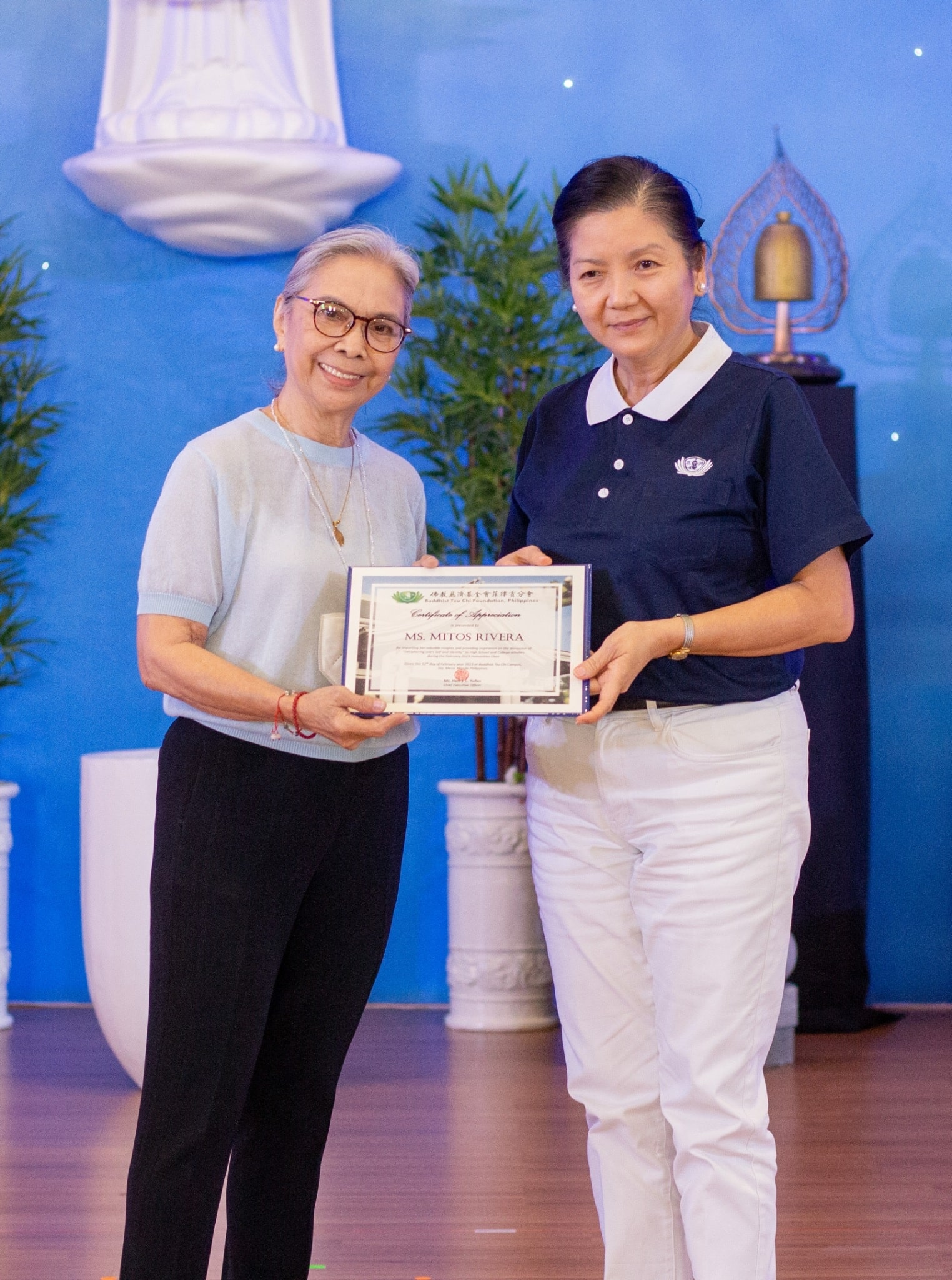 Mitos Rivera (left), guest speaker for Grades 9-10, Senior High School, and College scholars, receives a certificate of appreciation from Tzu Chi Education Committee Head Rosa So. 【Photo by Marella Saldonido】