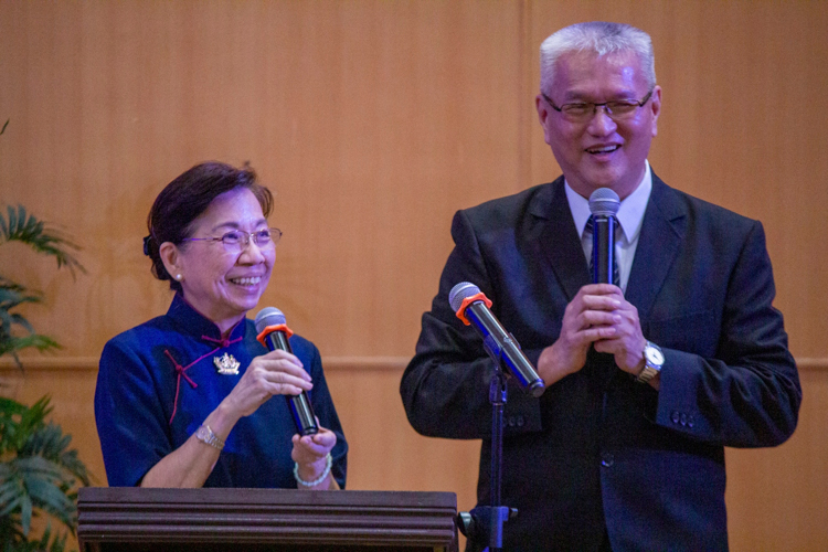 Before the dinner, guests gathered at the Jing Si Hall for a short program hosted by Mary Pue Chi Uy and Lino Sy. 【Photo by Matt Serrano】