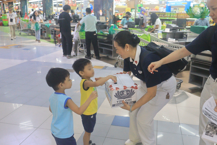 Many of the donors were young children.