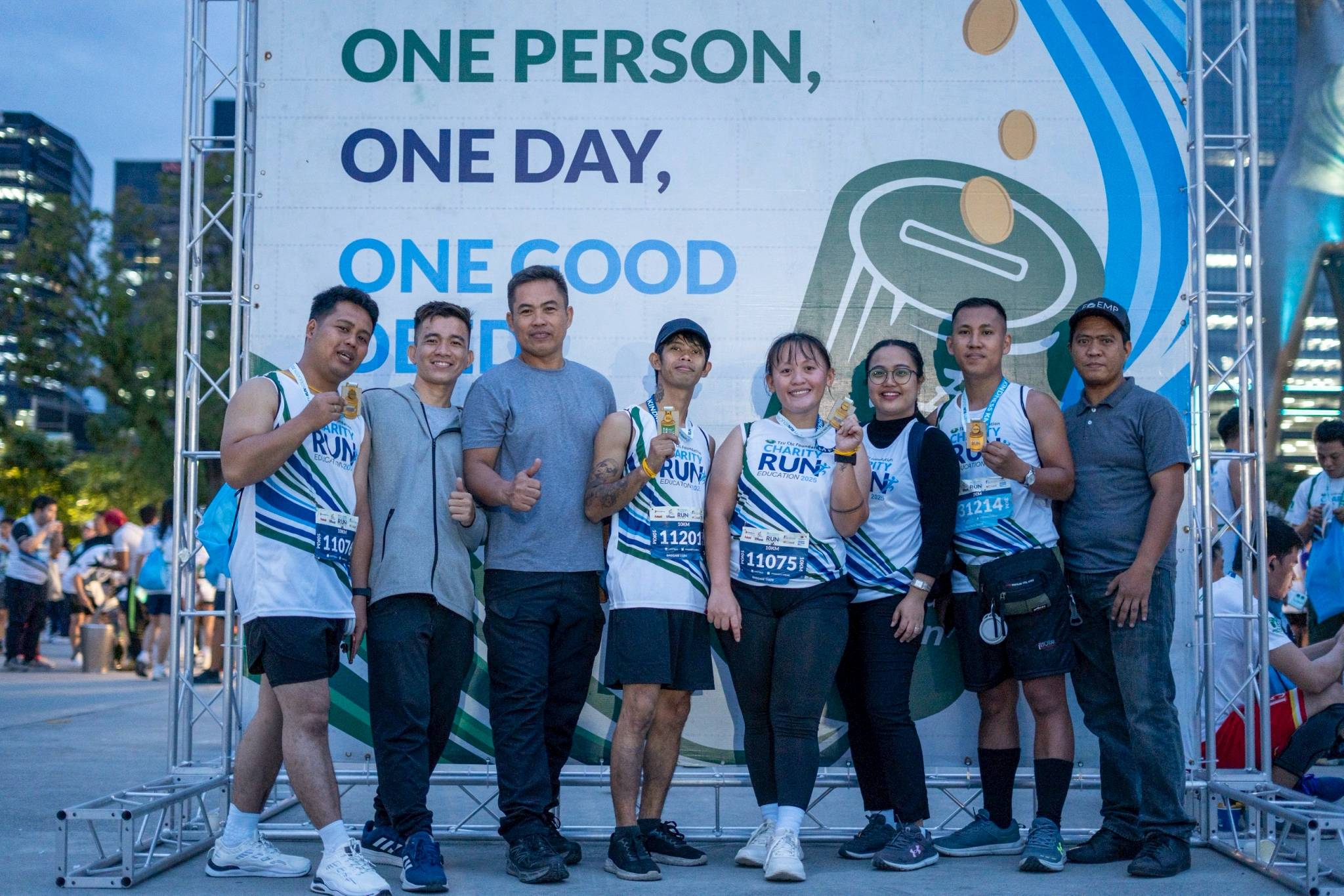 Tzu Chi staff runners gathered for a photo, proudly backing the foundation’s efforts.