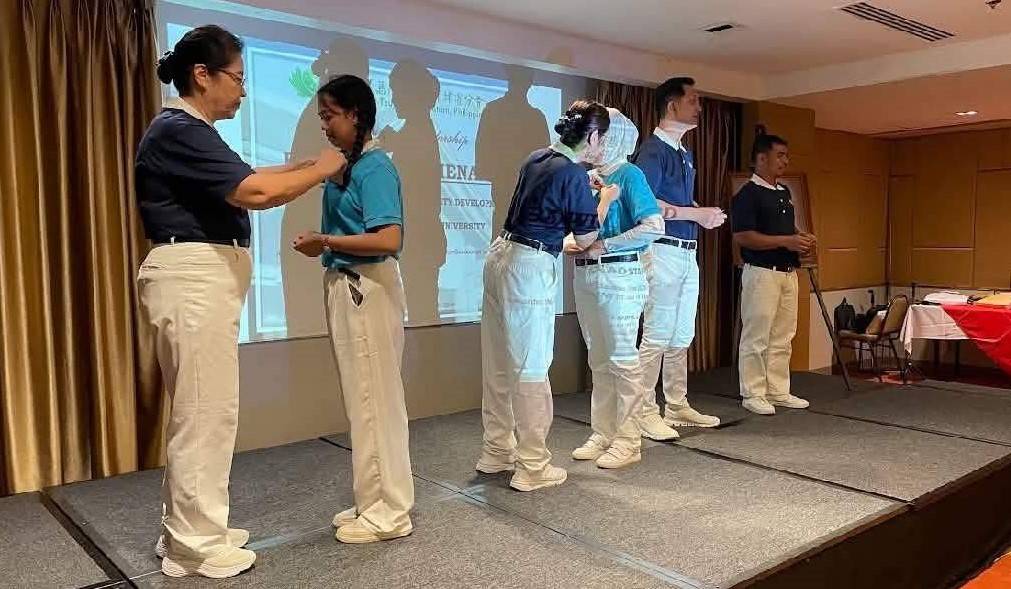 Marking the official start of their journey, 21 students in Zamboanga are pinned with their scholar IDs by Tzu Chi volunteers.