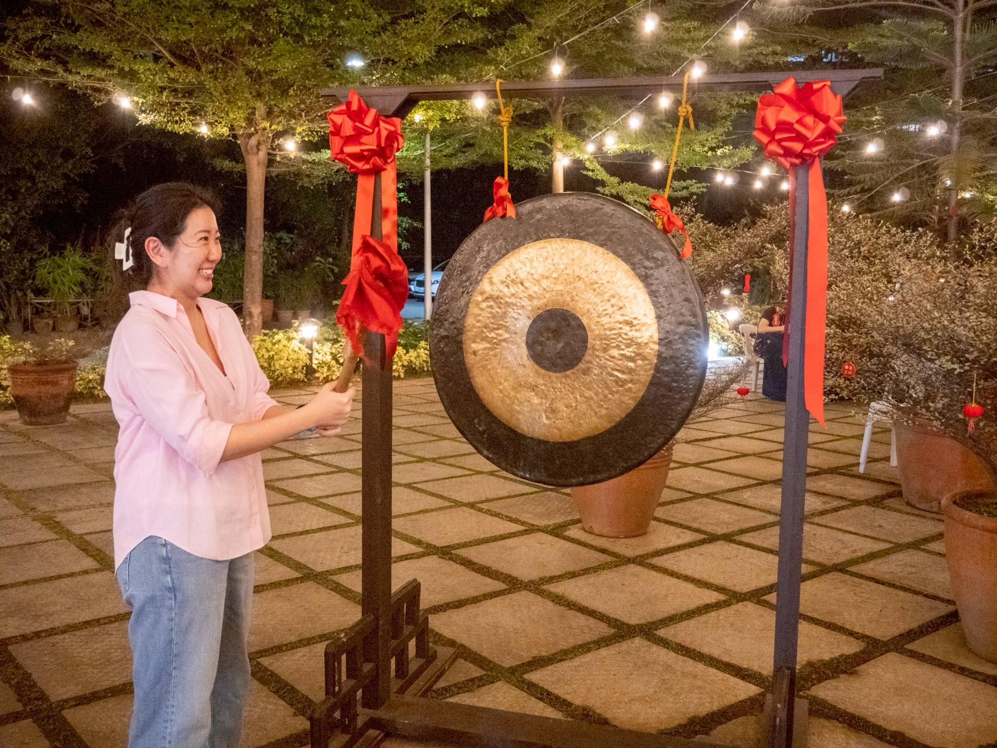 The gong’s sound marks a moment of merit and well-wishes during the celebration.