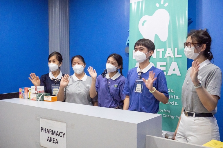 Tzu Chi volunteers and Tzu Chi Youth volunteers happily welcome patients.