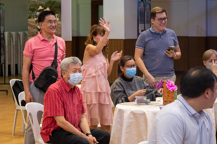 Jessica Cheng (fourth from left, seated) and family enjoys Sofie’s performances.【Photo by Marella Saldonido】