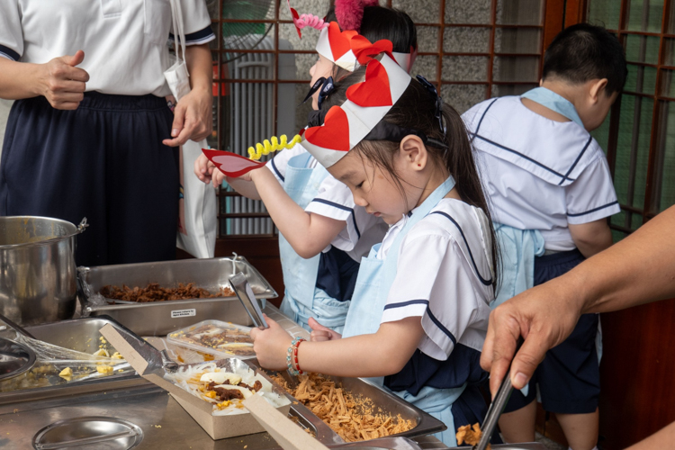 This youngster’s skills are unmatched as she prepares vegetarian palabok for her customers.