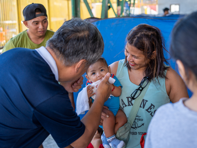 In the face of disaster, volunteers give residents reason to smile. 【Photo by Matt Serrano】