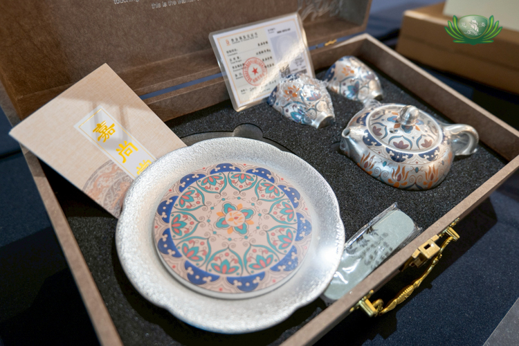 Nice to give and receive: a pretty tea set in a wooden case. 