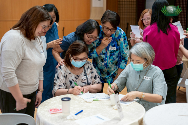Doctors, nurses, and medical practitioners played Tzu Chi’s version of Human Bingo, visiting different tables to complete the game.