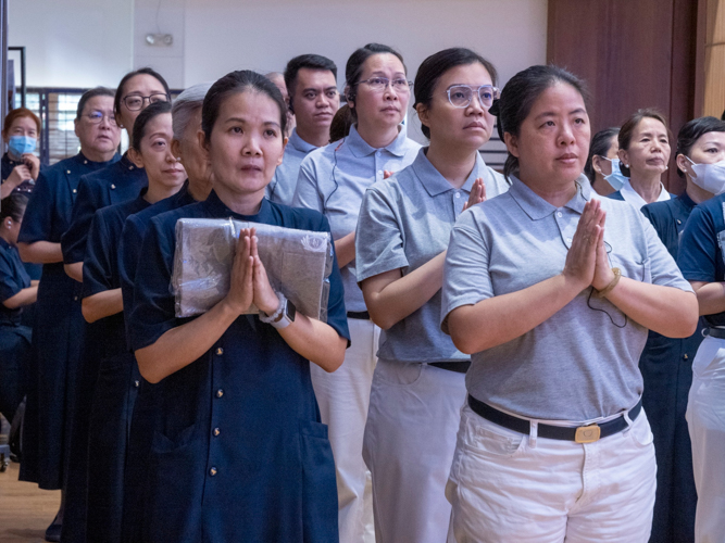 Joy Gatdula (second row, third in line) awaits to go on stage to receive her volunteer uniform. 【Photo by Matt Serrano】