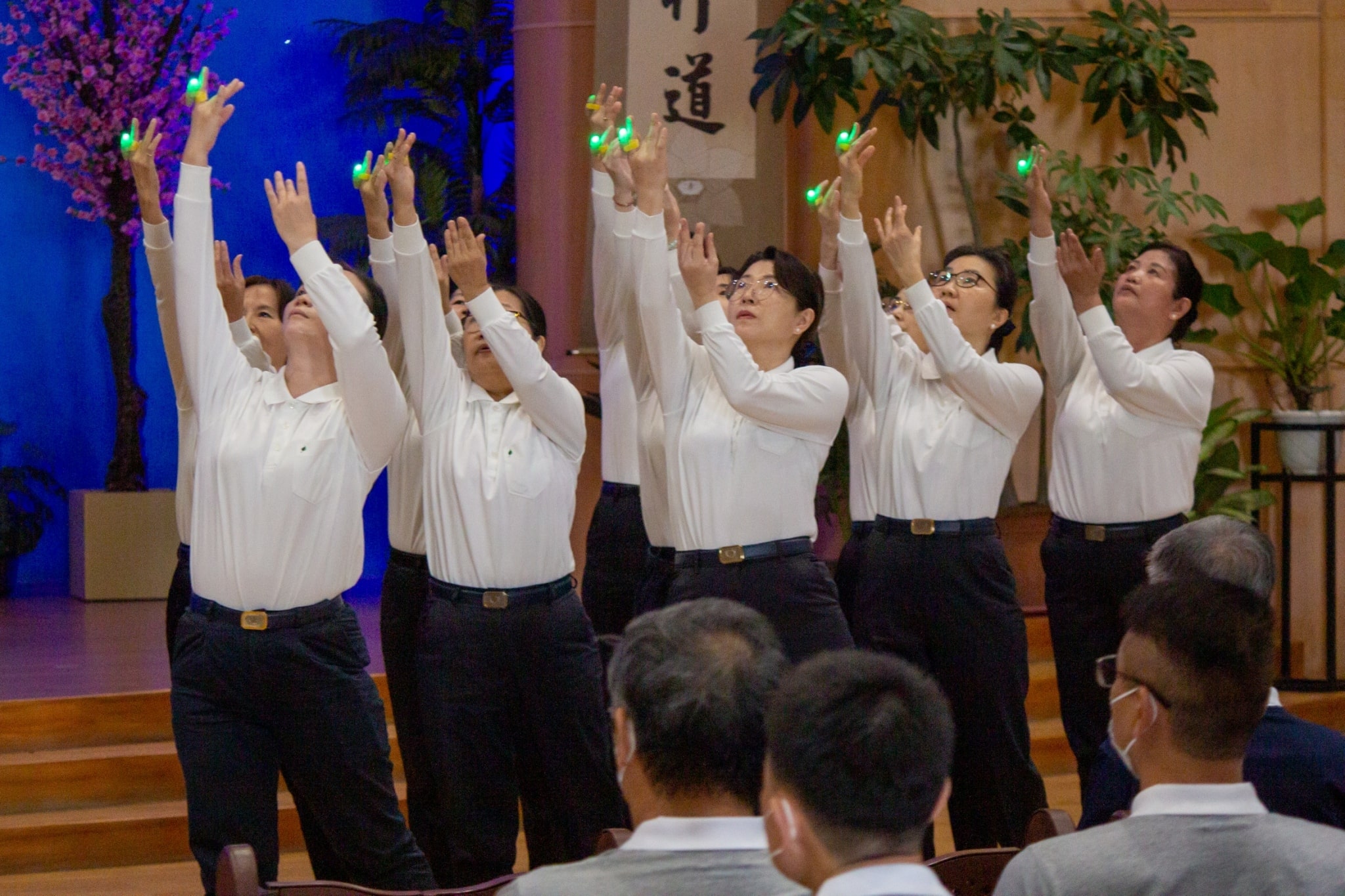 In keeping with the celebratory mood, volunteers performed songs, dances, and an excerpt from the Sutra of Immeasurable Meanings.【Photo by Marella Saldonido】