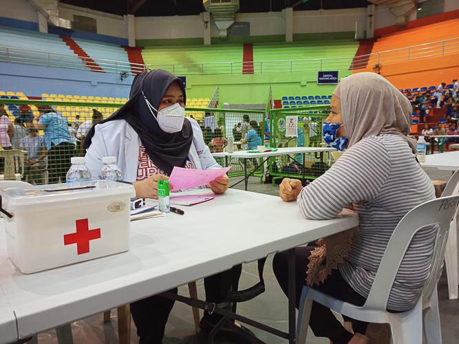 Local Muslim volunteers take part in the 262nd medical mission in Isulan, Sultan Kudarat. 【Photo by Nancy Ang】