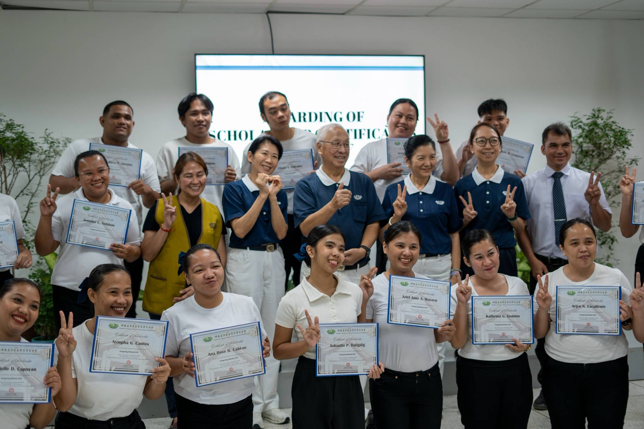 Capturing the playful spirit of the day, new scholars and Tzu Chi volunteers strike a fun, wacky pose together to celebrate their growing bond.