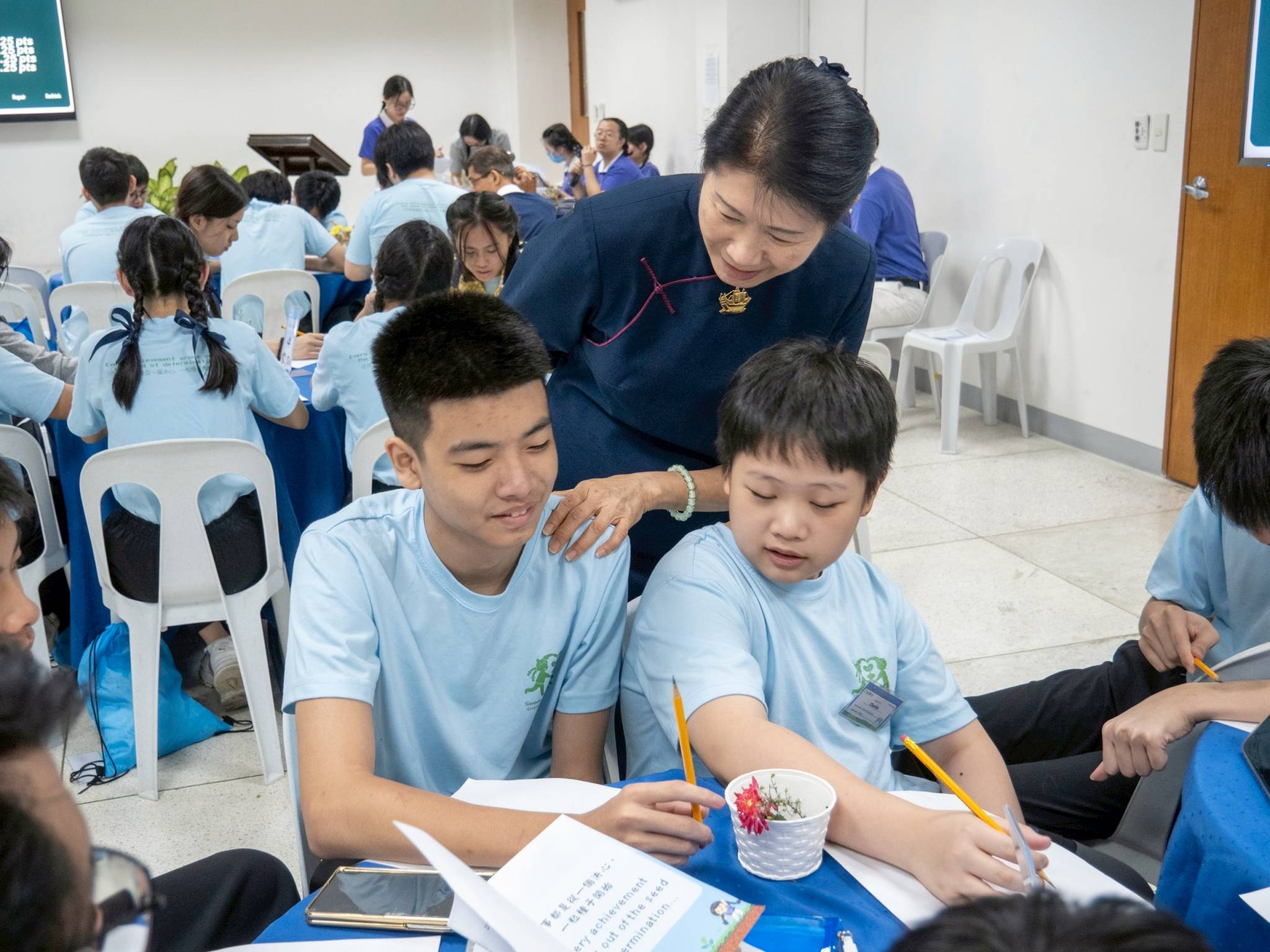 Tzu Chi Deputy CEO Woon Ng checks on campers after her talk, “Sowing the Seeds of Change: A Call to the Next Generation.” 