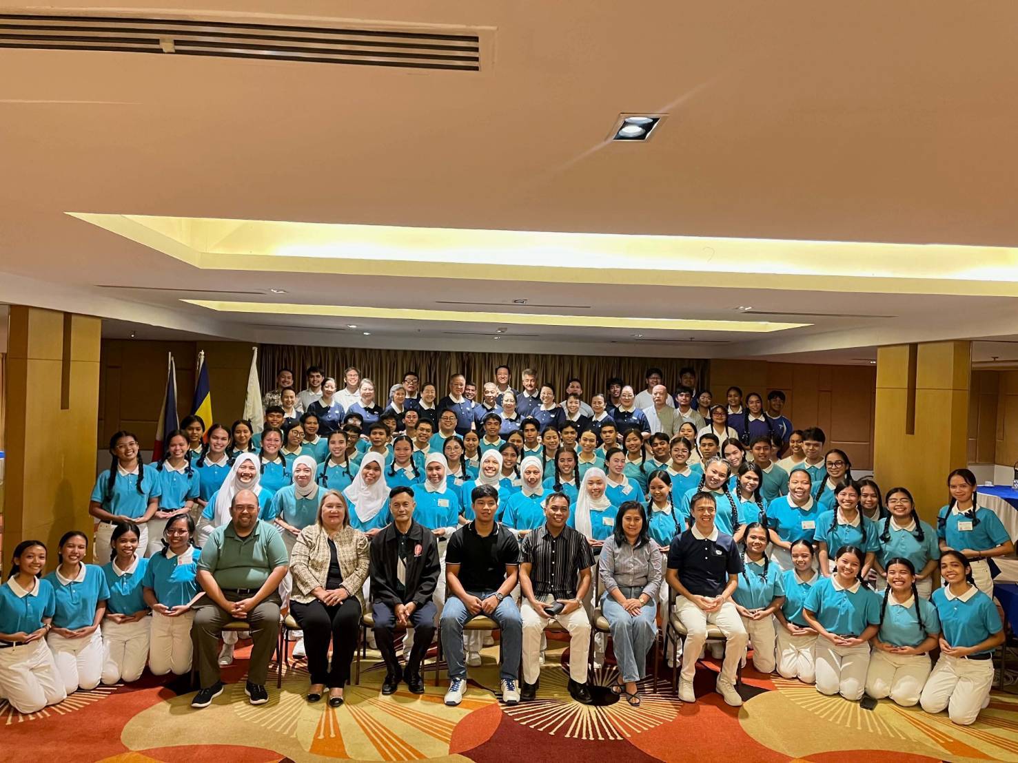 The Tzu Chi Zamboanga community gathers with distinguished guests and active scholars for a commemorative photo.