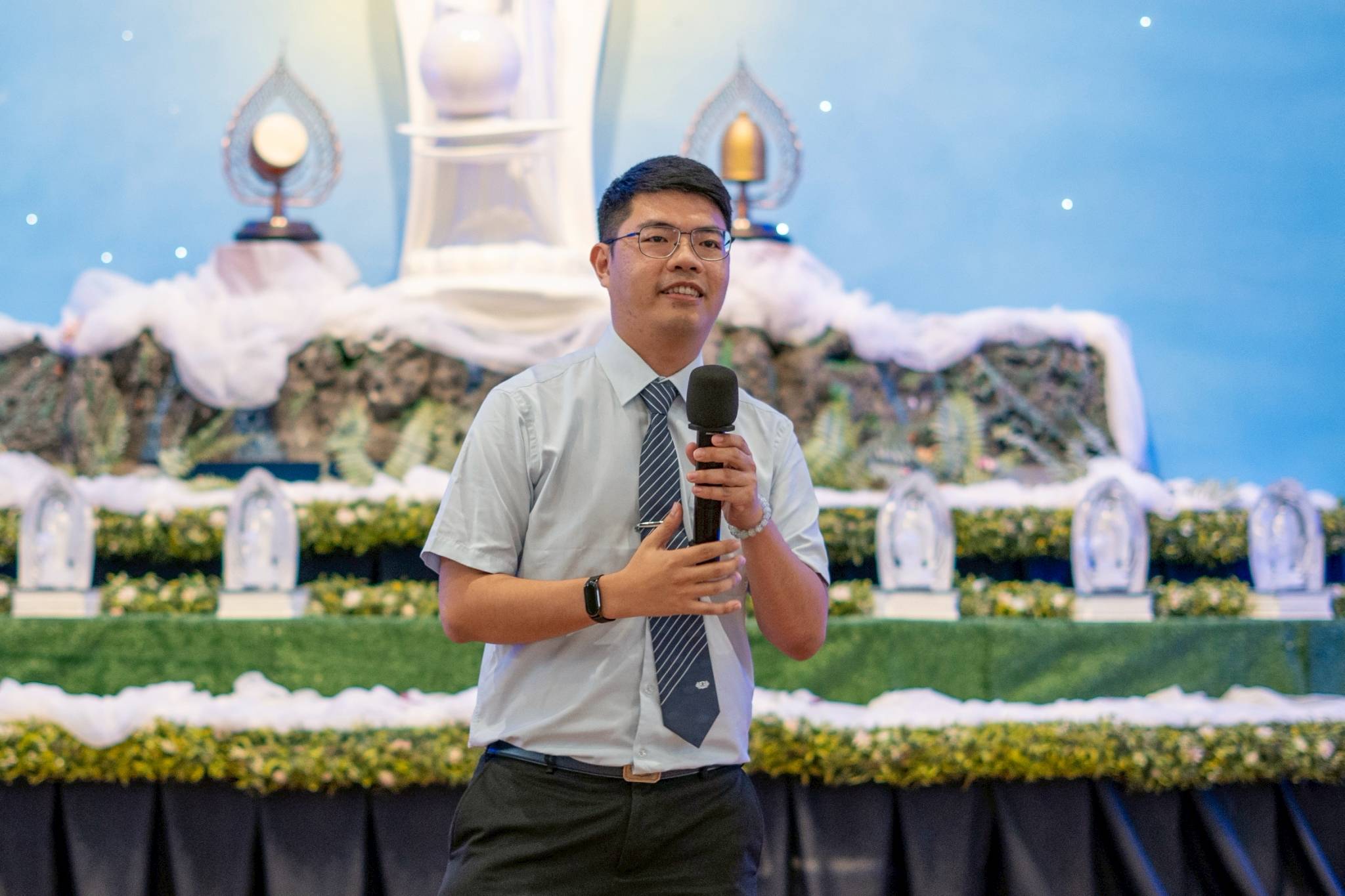 Tzu Chi volunteer Kinlon Fan gives the talk “Youth with Purpose: Serving with Compassion.”