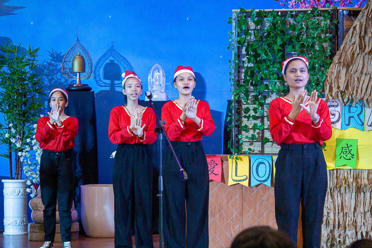 Tzu Chi scholars from Universidad de Manila (UDM) at the Christmas Carol Contest【Photo by Marella Saldonido】