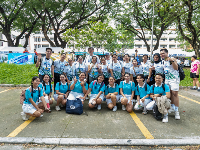 Tzu Chi scholars gather with volunteers and event staff for a photo after the program.