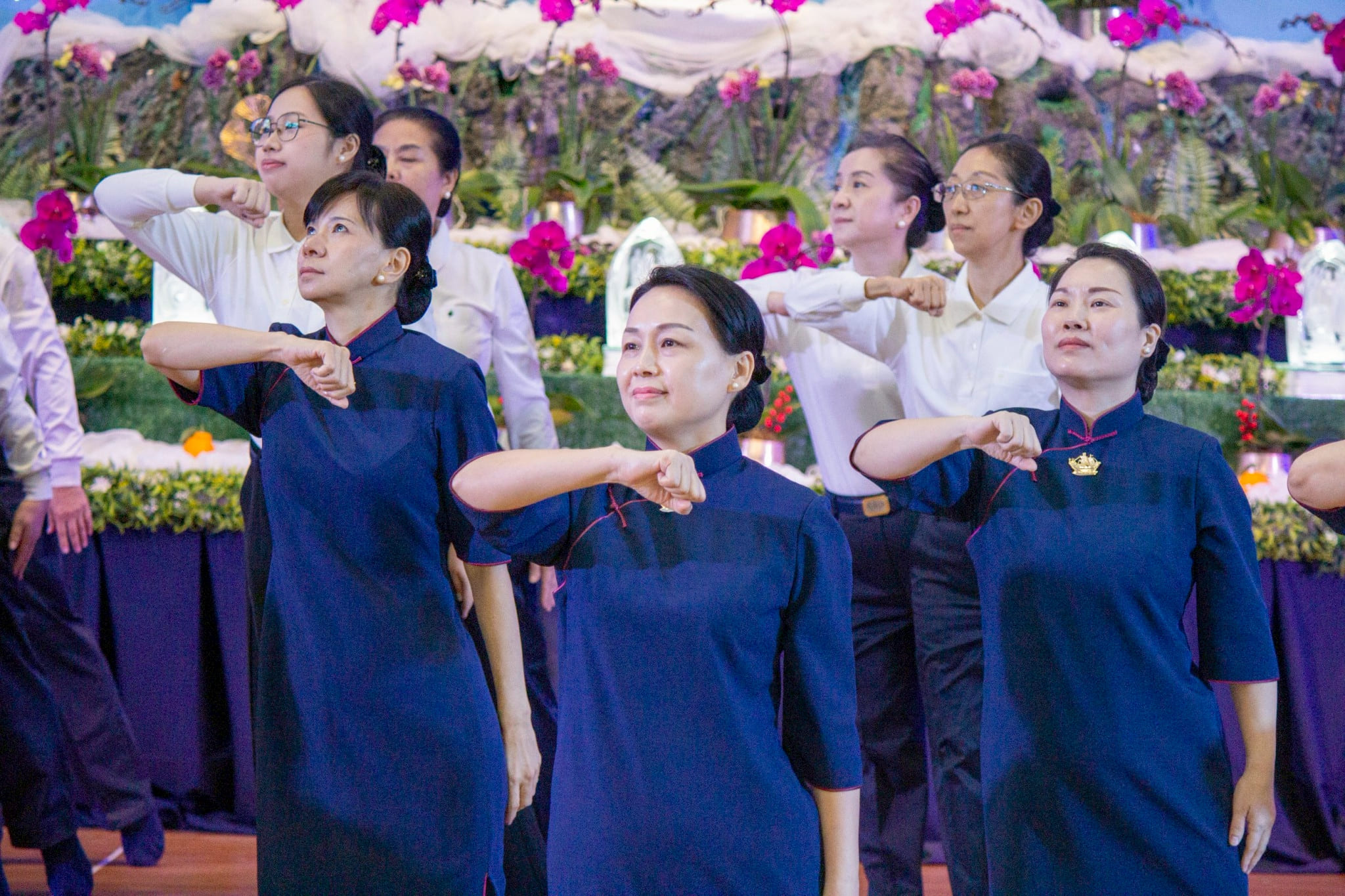 Tzu Chi commissioners sign the song “I Vow with Utmost Sincerity.” 