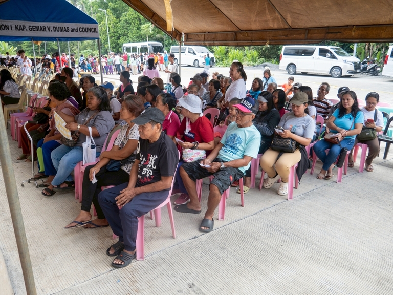 Before registration opened at 6:30 in the morning, patients had already arrived and were patiently waiting in line.