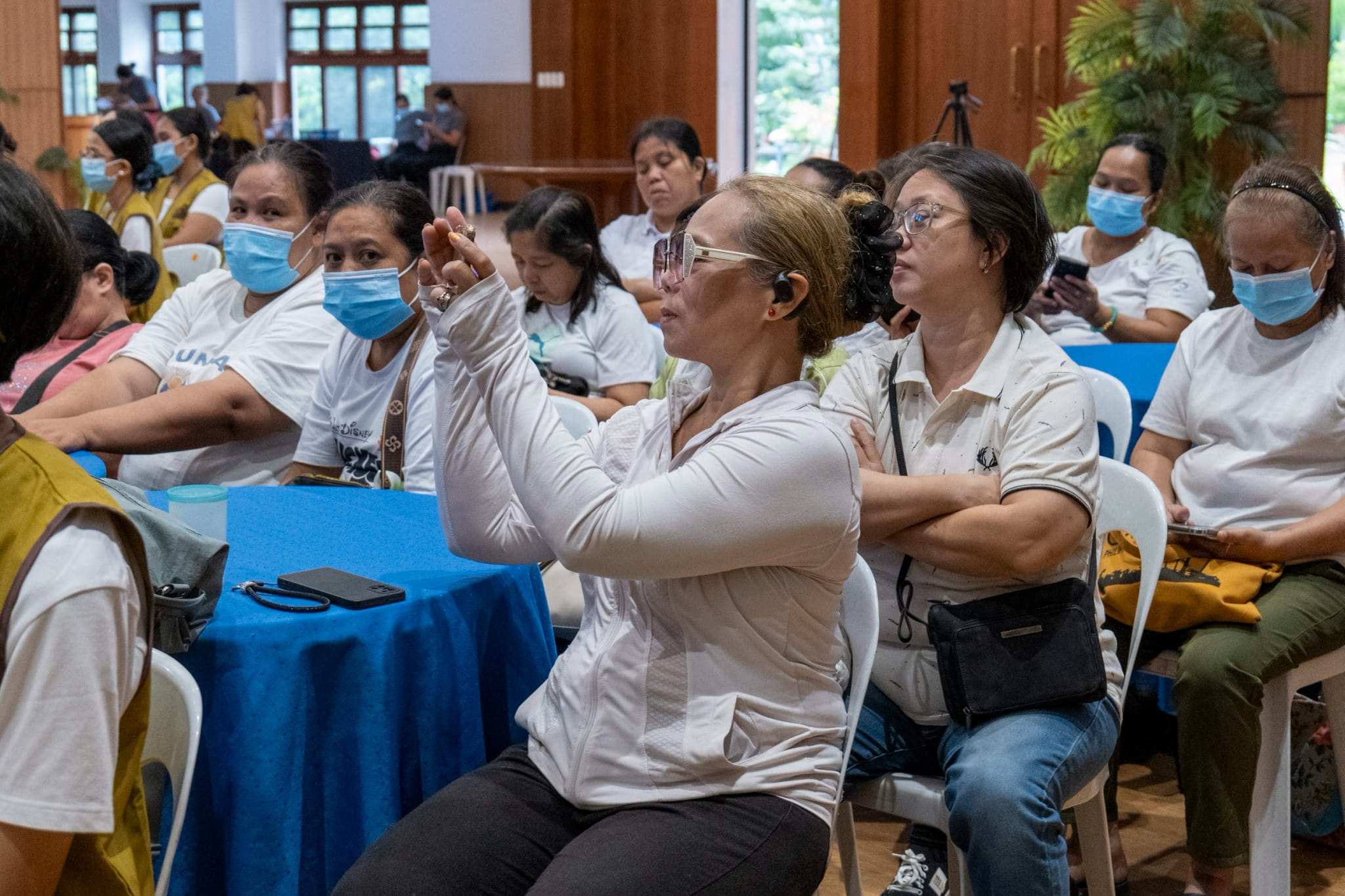 Delia Banzon Ong (in long sleeves), mother of Grade 12 Tzu Chi scholar Janelle Pauline, has never missed a Humanities class since her daughter was in fourth grade. “We learn a lot,” she said.