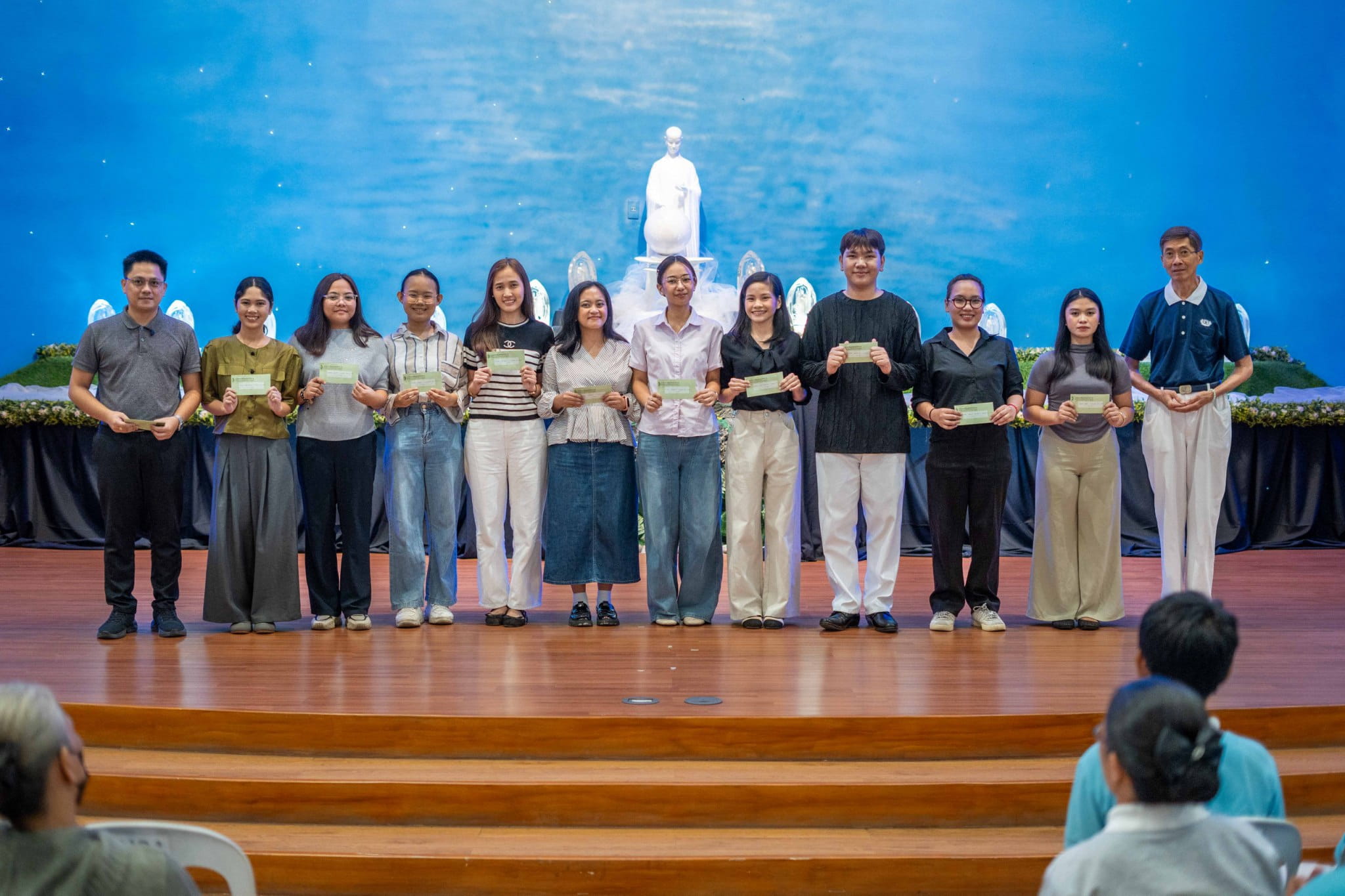 Cash incentives were presented to the latest batch of scholars who graduated magna cum laude and summa cum laude.