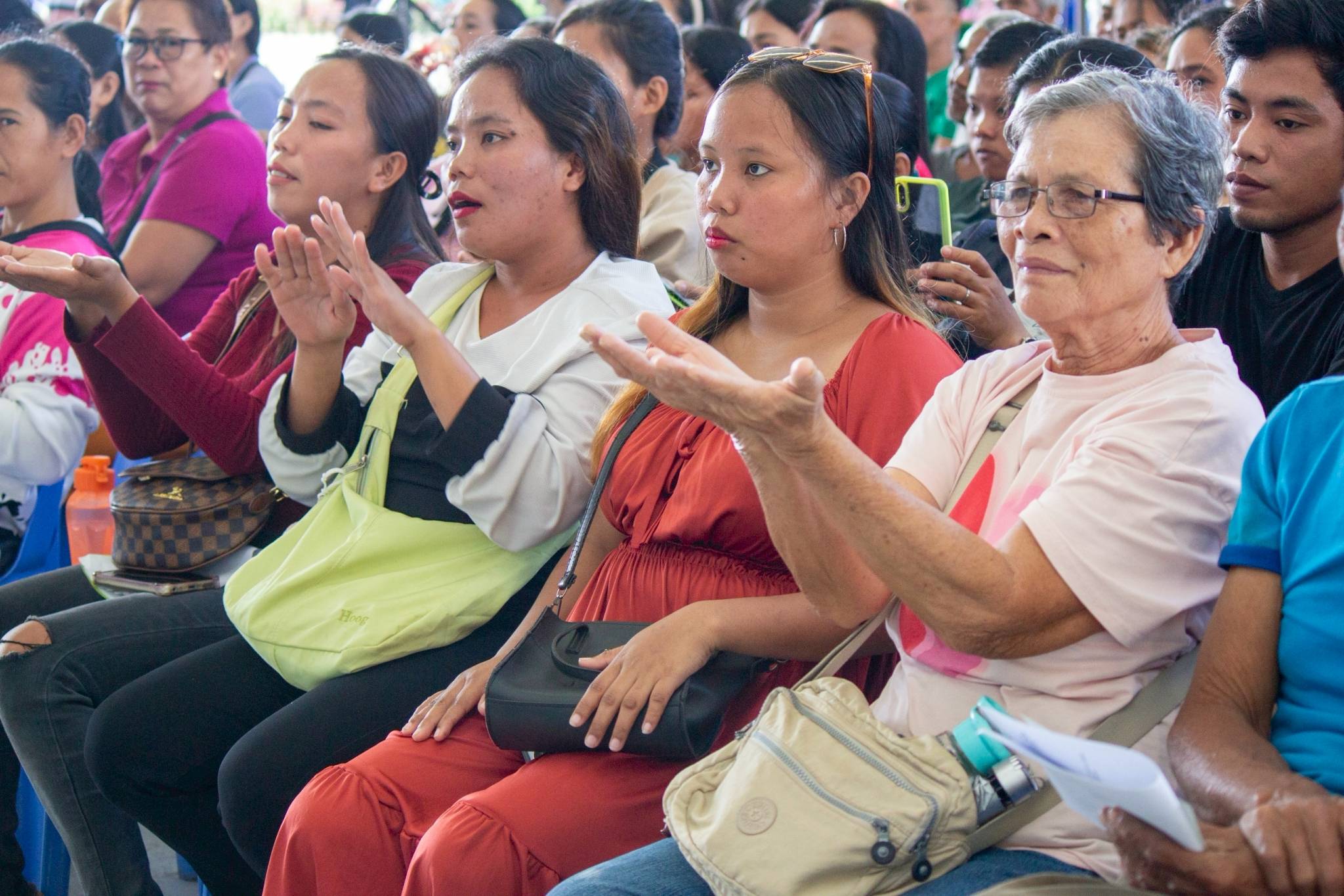 The people of Iligan join in singing and performing sign language during the Tzu Chi Foundation’s relief operation.