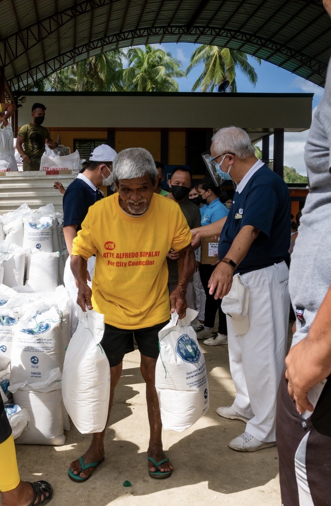Tzu Chi volunteers are posted in various areas of the rice distribution process, guiding beneficiaries every step of the way. 【Photo by Daniel Lazar】