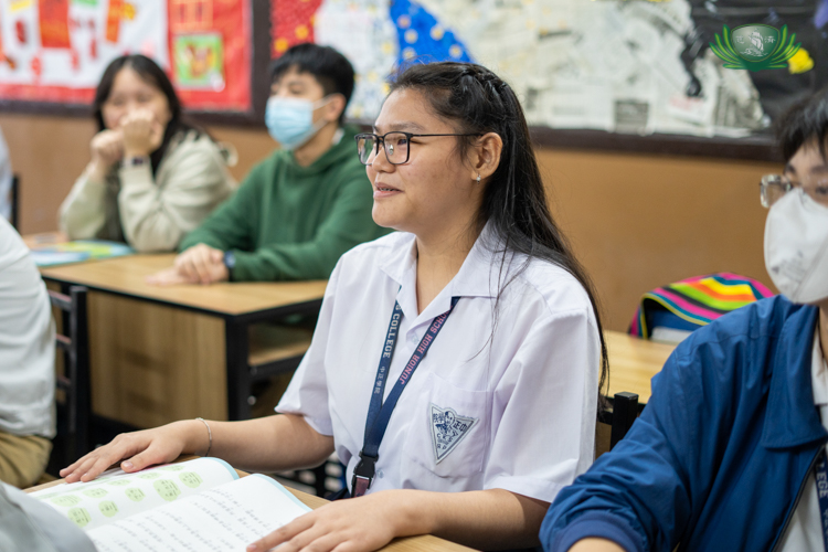 Shyeanne Mae Cheng, a Grade 10 student at Chiang Kai Shek College, actively participates in her Chinese class.