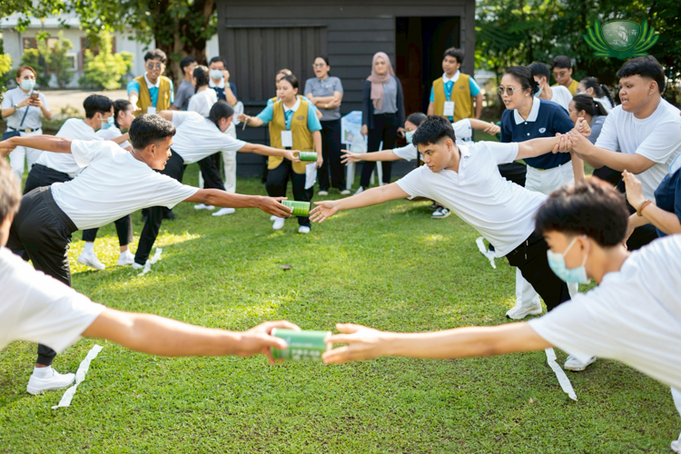The replica of Master Cheng Yen’s wooden cabin serves as a backdrop for scholars to pass a coin can to their teammates without dropping it. 