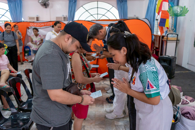 Volunteers from the Sangguniang Kabataan ng Sto. Domingo bowed alongside Tzu Chi volunteers, accepting the beneficiaries’ relief stubs.