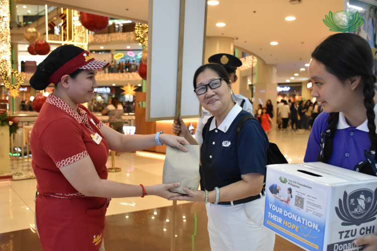 Volunteers were surprised to receive a bag of warm ensaymada (Spanish spiral bread) from an unknown bystander who didn’t want them to go hungry after hours of collecting funds.