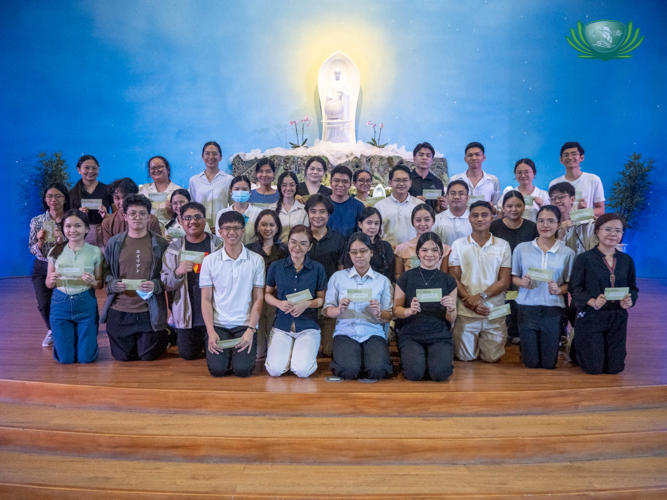 Scholar alumni Batch 2025 with Latin Honors pose as they are recognized and rewarded for their dedication and celebrate their achievements.