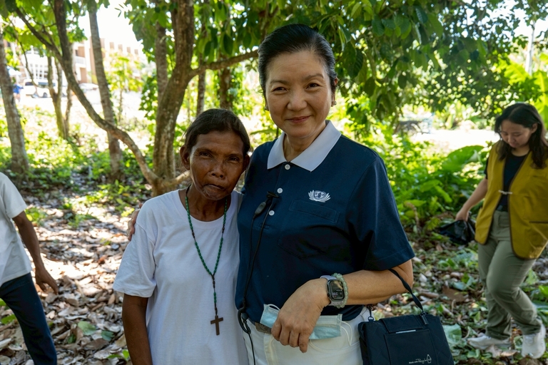 On Day 1 of the medical mission, Sabel Lintawagin (left) had a chance encounter with Tzu Chi, where she learned that her former sponsor, Henry Yuñez, is now the foundation’s CEO. She also took the opportunity to have photos taken with Rosa So, head volunteer for Tzu Chi’s Educational and Medical Assistance Programs.