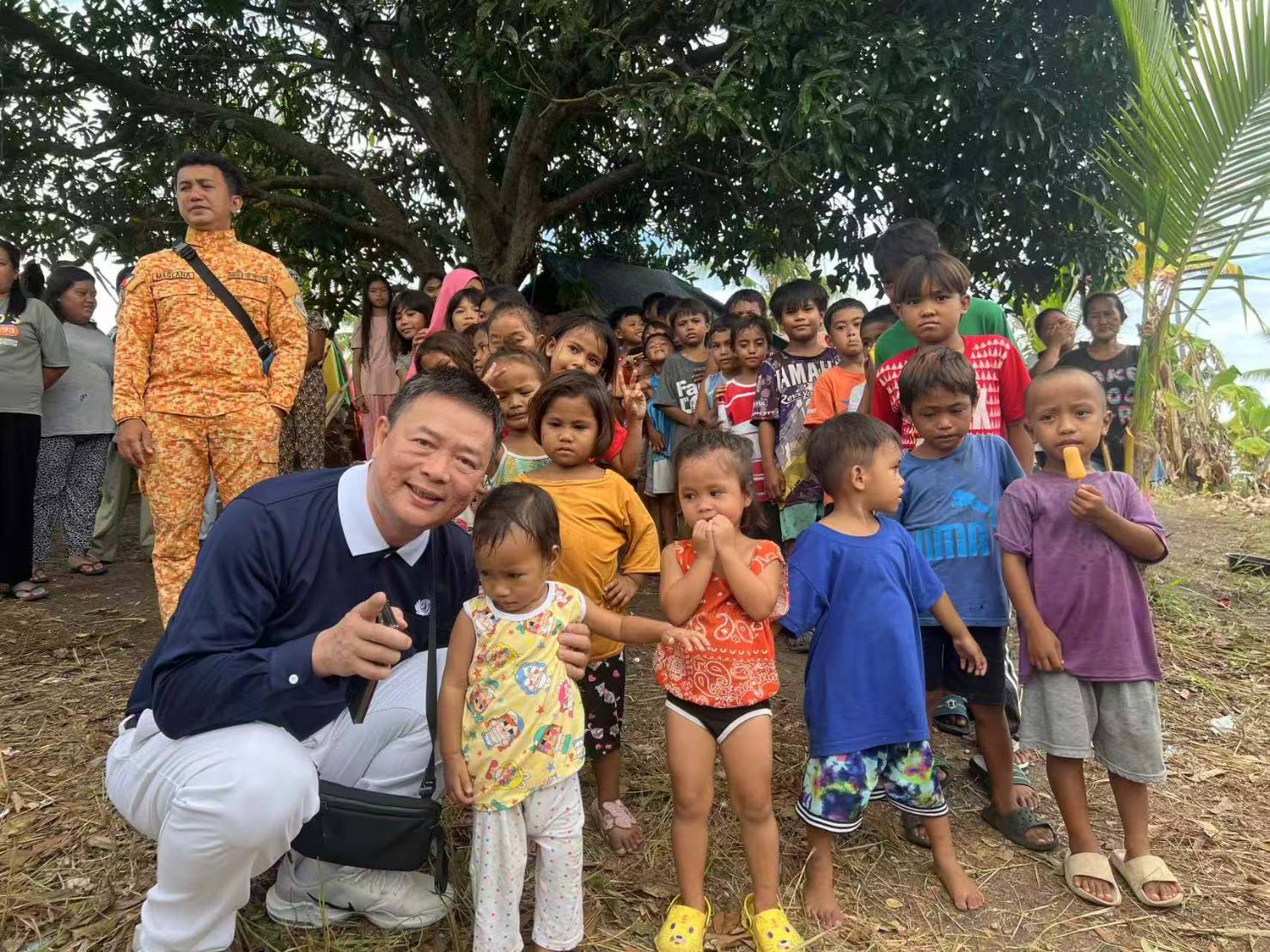 Children gather for a photo with Tzu Chi Davao OIC Nelson Chua. 